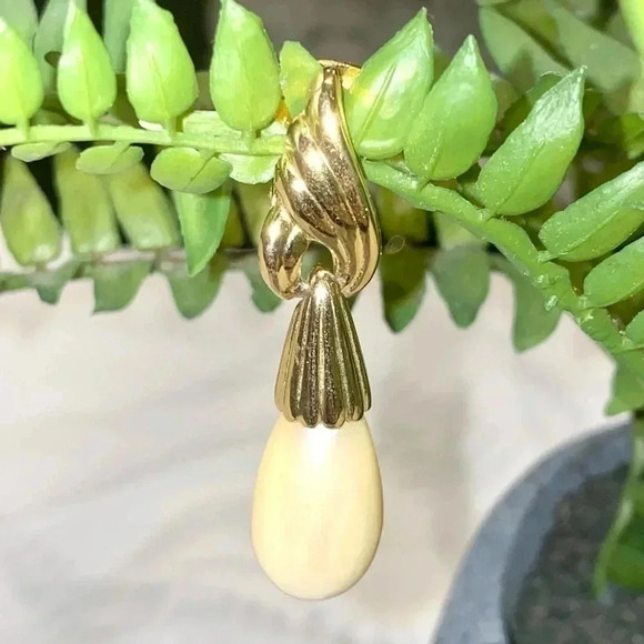 🎀Vintage style Faux  Pearls clips earrings 🎀 - Picture 4 of 7